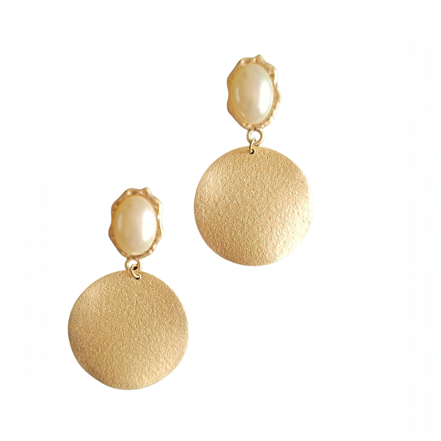 Stunning Round shaped golden Earrings with Pearl